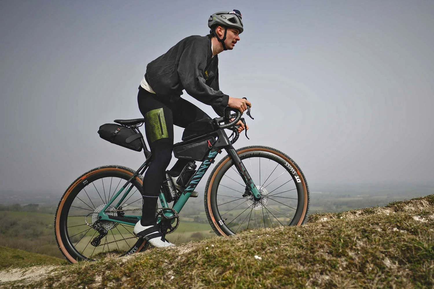 Vélos complets Soldes -Vélos complets Soldes Apidura Canyon Grizzly off road adventure bikepacking bags for Grizl gravel bike photo by Rupert Fowler climbing