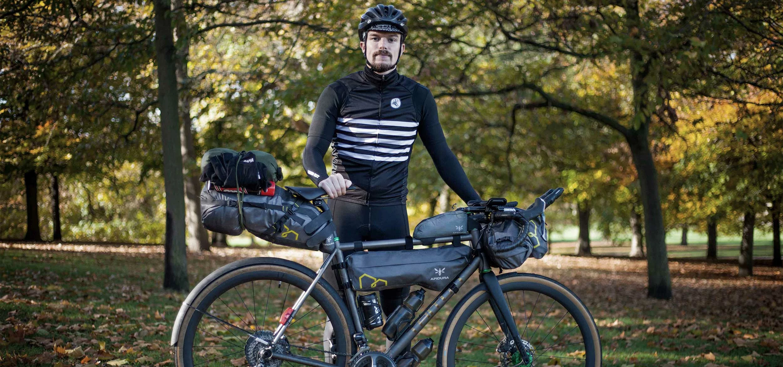 Vélos complets Soldes -Vélos complets Soldes Presentation of Andrew Mathias with his bike English Bikepacker Apidura packs